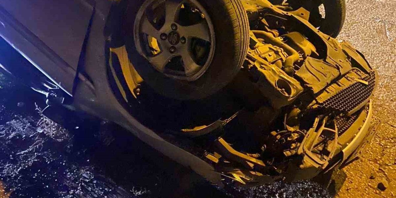 Ankara’da kaldırıma çarpan araç devrildi: 4 yaralı