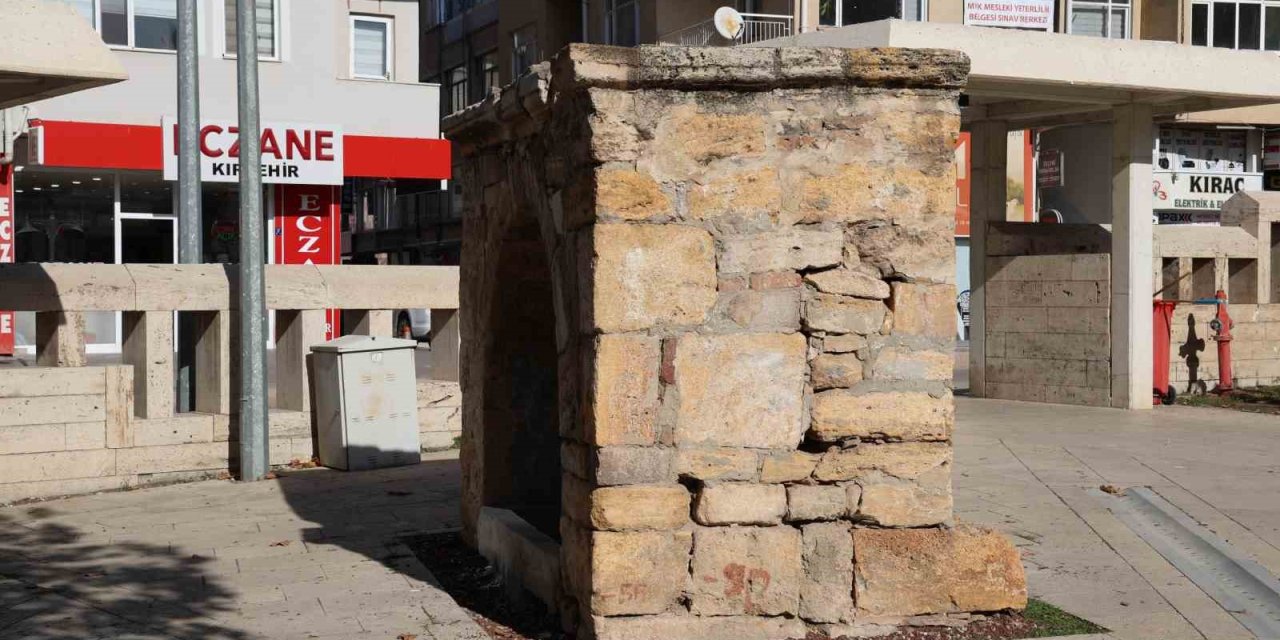 Tarihi çeşme için vatandaştan tek kişilik eylem