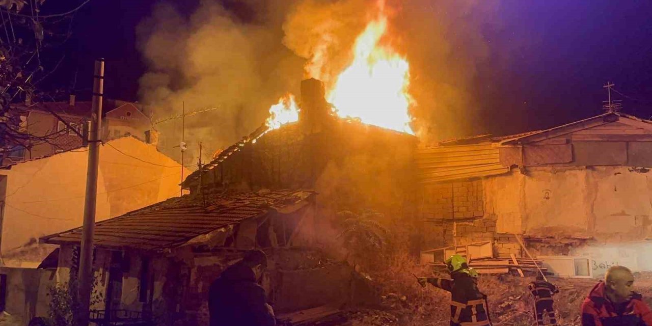 Çankırı’da ev yangını: İki ev alevlere teslim oldu