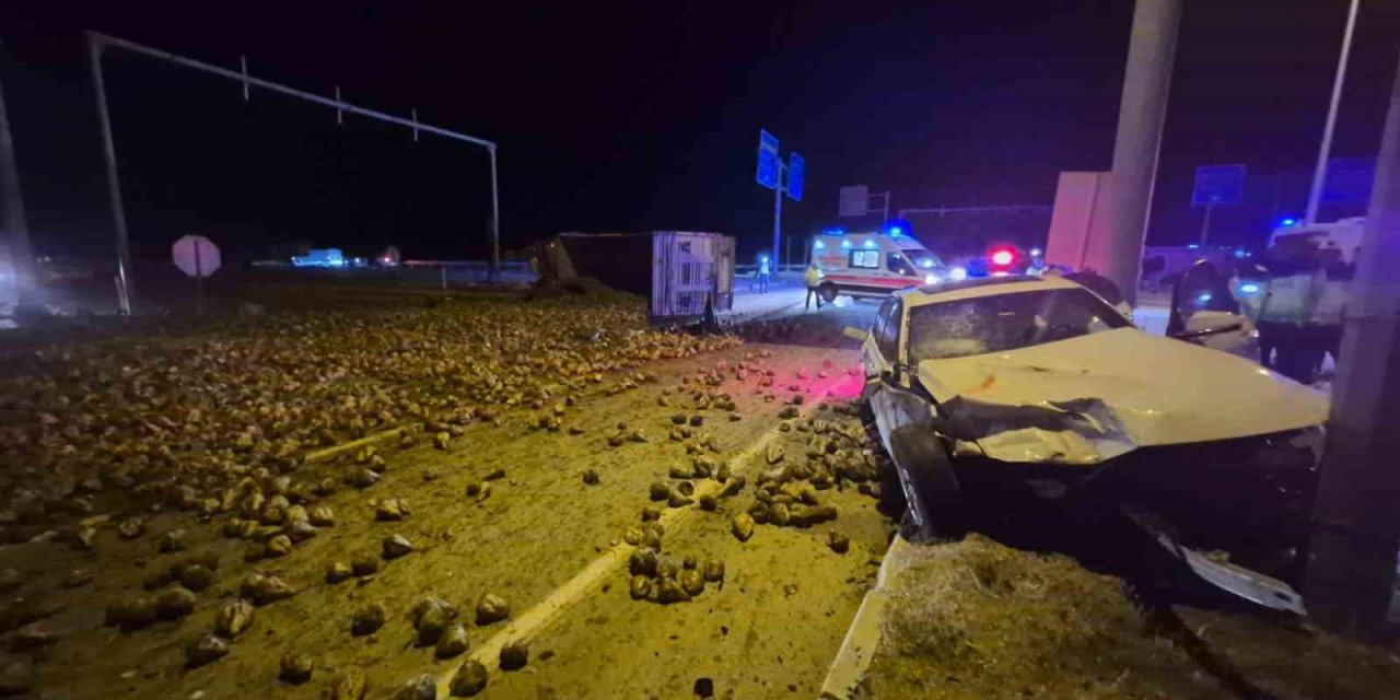 Çorum’da şeker pancarı yüklü tır ile otomobil çarpıştı: 3 yaralı