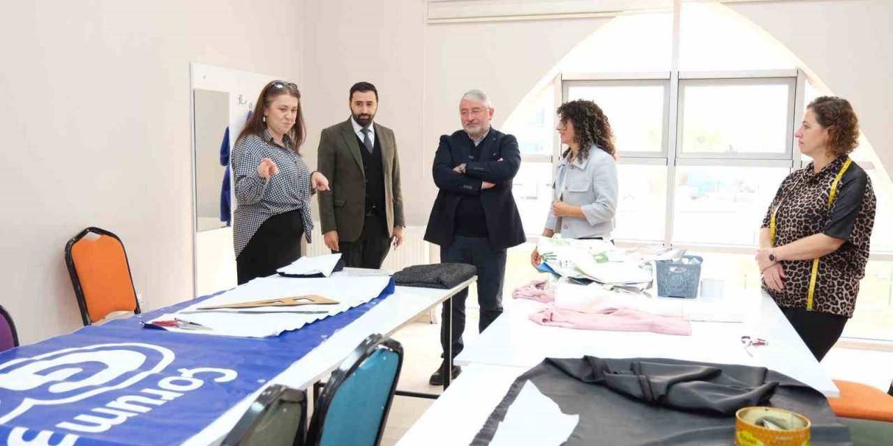 Kadınlar afişleri şık çantalara dönüştürüyor