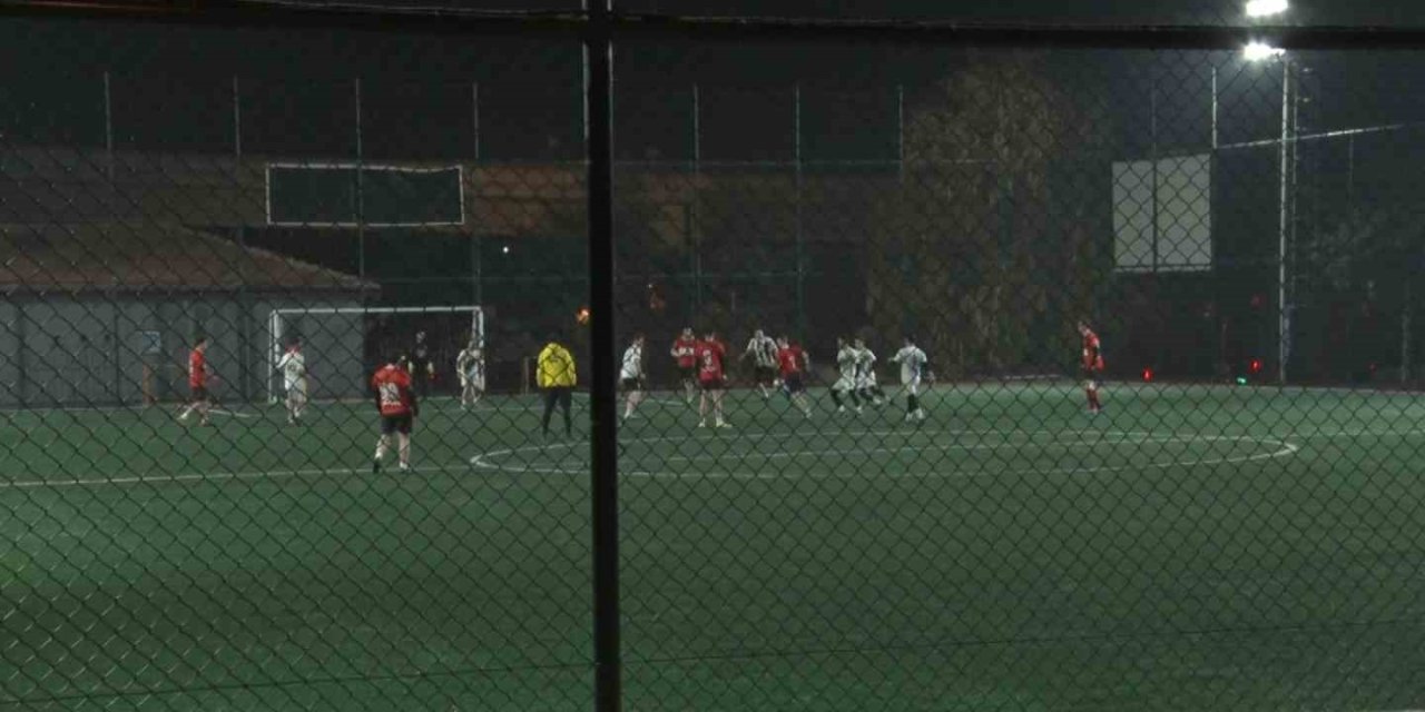 Geç saatlere kadar açık olan halı sahadaki aşırı gürültü mahalle halkının kabusu oldu