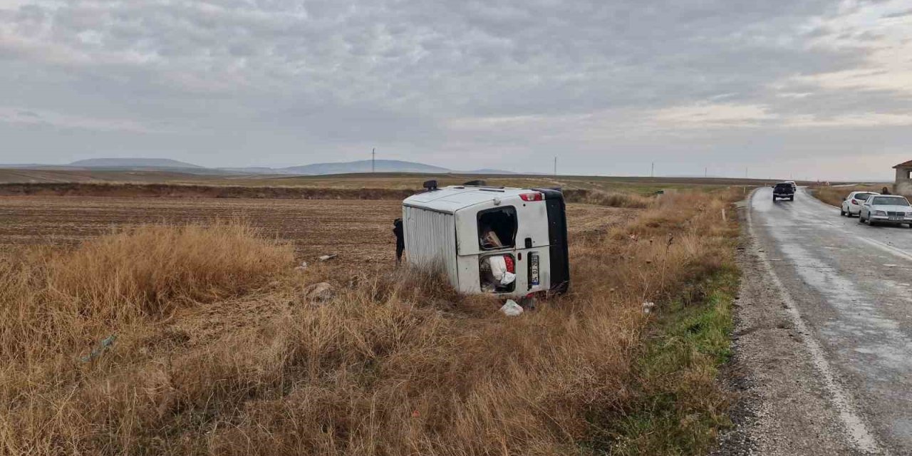 Kontrolden çıkan minibüs tarlaya devrildi: 3 yaralı