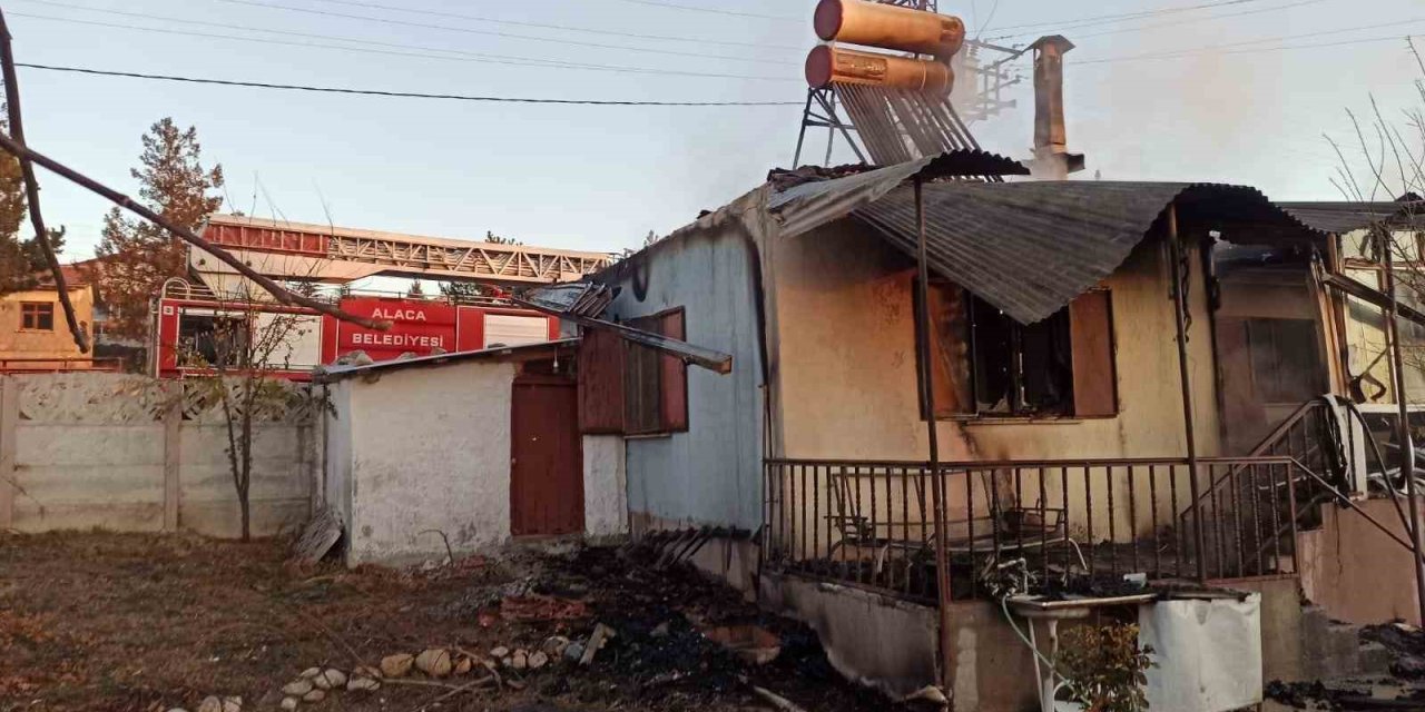Çorum’da yangına teslim olan ev kullanılamaz hale geldi: 1 yaralı