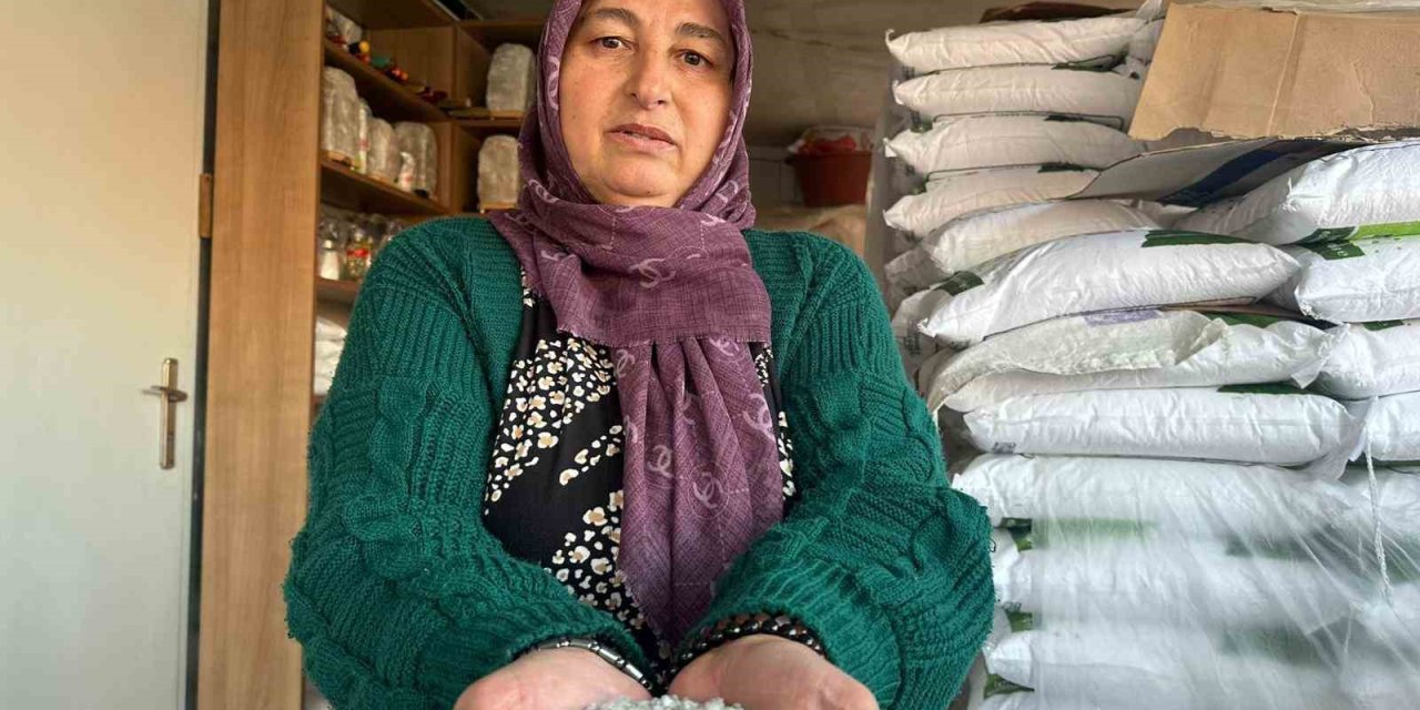 Hem satıyor hem anlatıyor: 4 çocuk annesi Çankırı’nın meşhur tuzuyla 6 yıldır geçimini sağlıyor