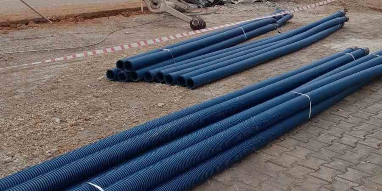 Park halindeki kamyon çukura düştü