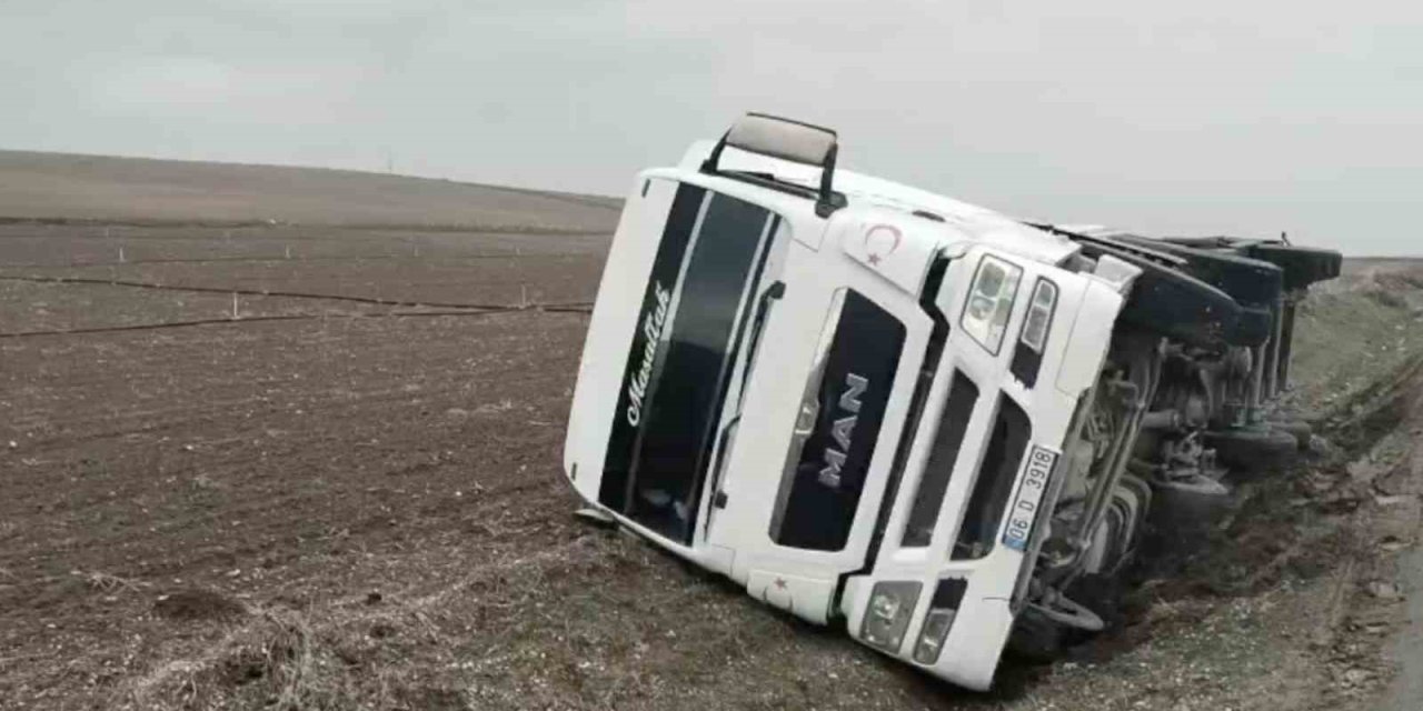 Çorum’da yoldan çıkan tanker yan yattı: 1 yaralı
