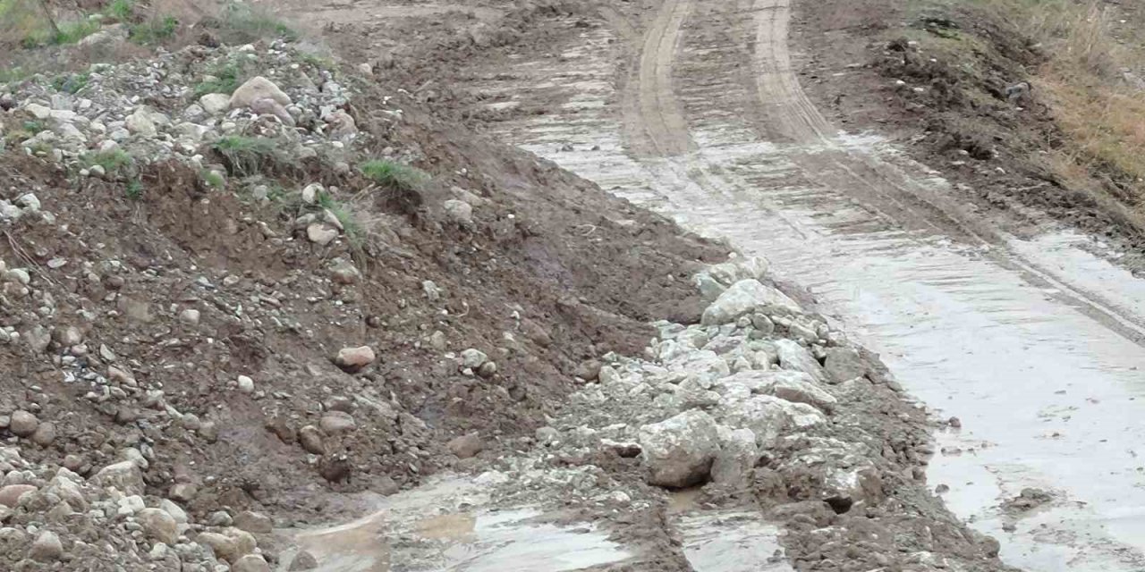 Beypazarı-Adaören yolu heyelan nedeniyle trafiğe kapatıldı