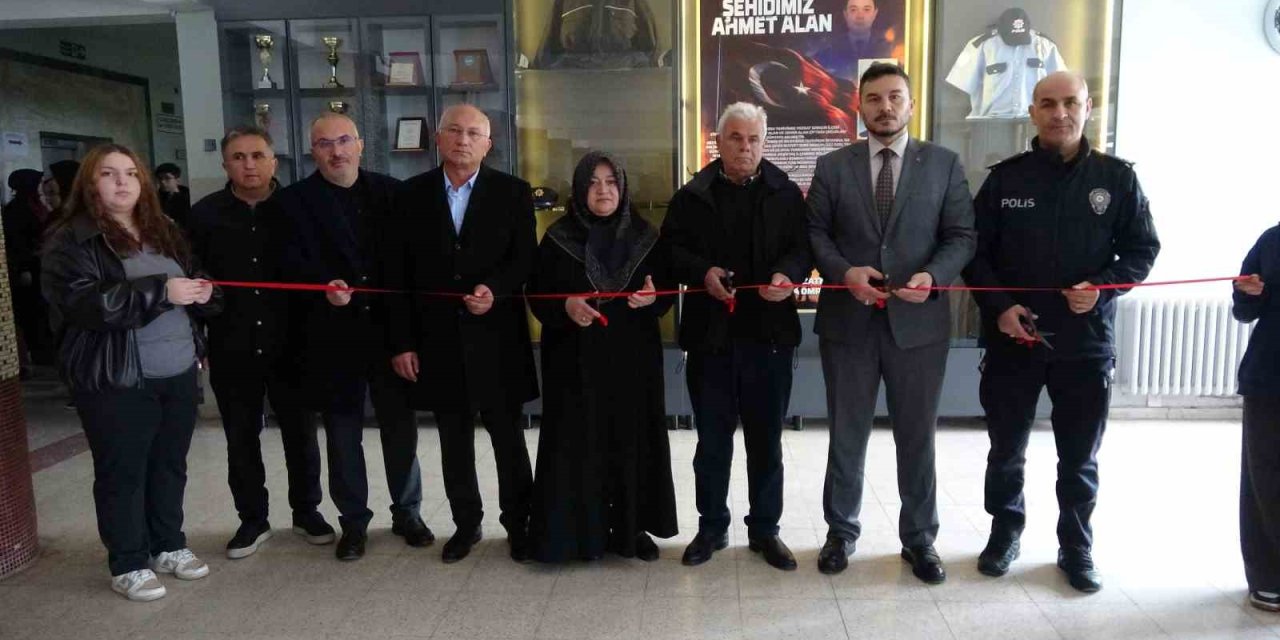 Şehit Ahmet Alan’ın hatıraları, şehadetinin yıl dönümünde adını taşıyan okulda yerini aldı