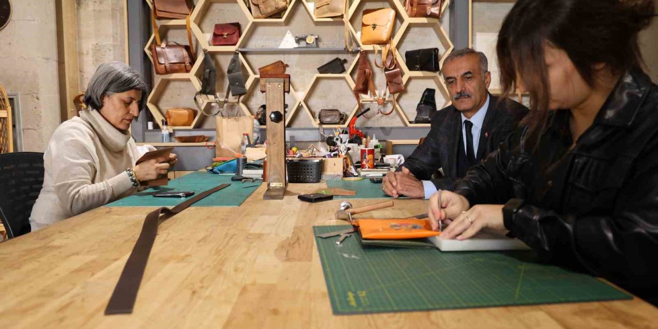Kırşehir’de Ahi Evran’ın mesleği deri işlemeciliği modern tasarımlarla yeniden hayat buluyor