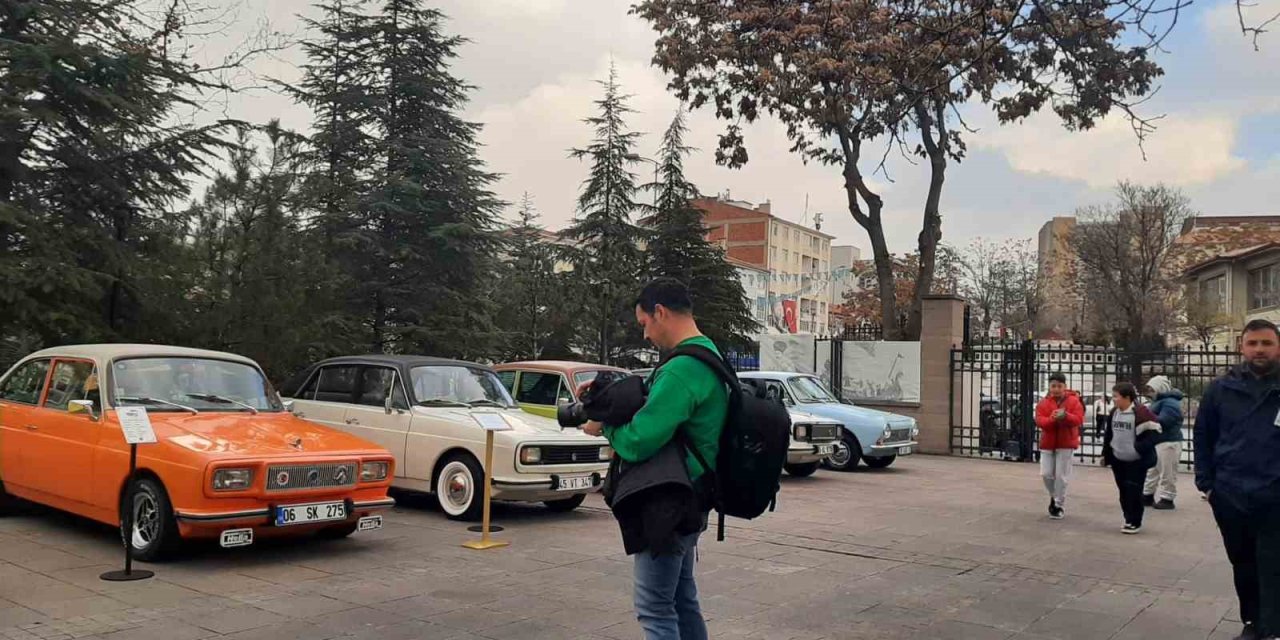 Anadol araçlarının sergilendiği ’Anadol’un Doğuşu Sergisi’ ziyarete açıldı