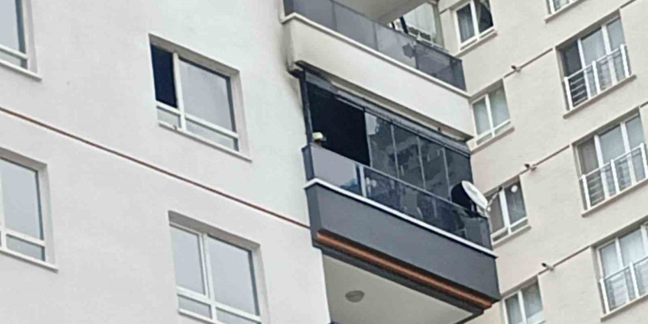 Ankara’da ev yangınında mahsur kalan anne ile oğlu kurtarıldı