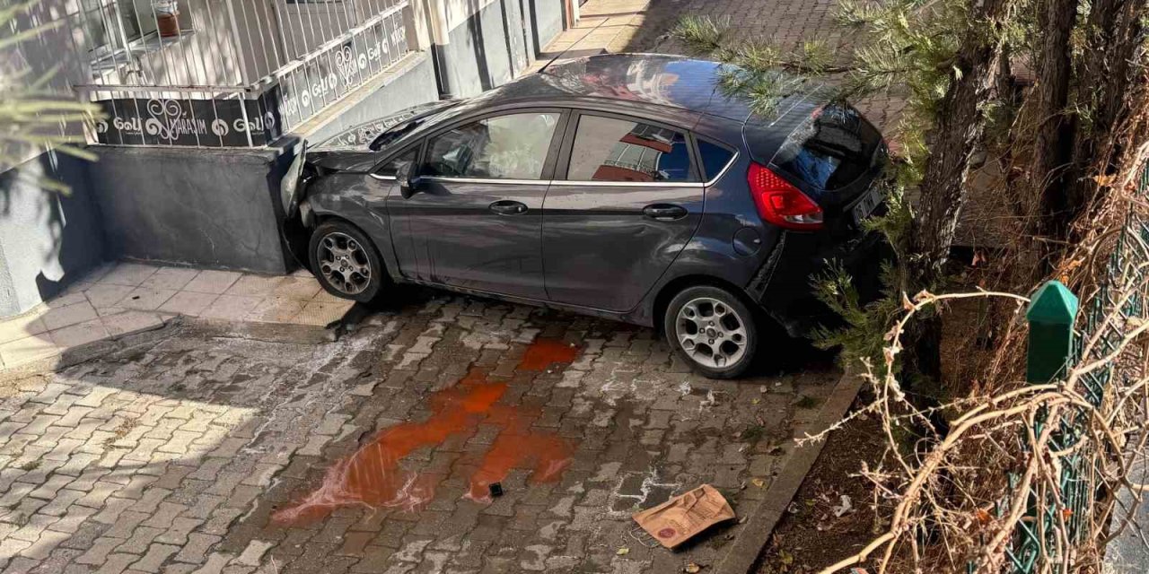 Apartman bahçesine düşen araçta 4 kişi yaralandı