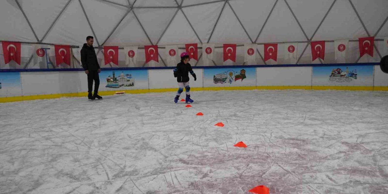 Keçiören’de ücretsiz buz pateni pisti yoğun ilgi görüyor
