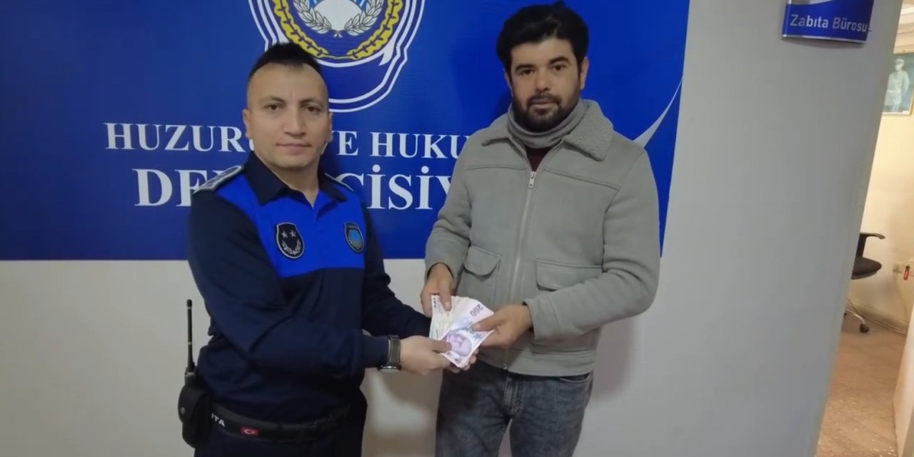 ATM’de unutulan 5 bin TL sahibine teslim edildi