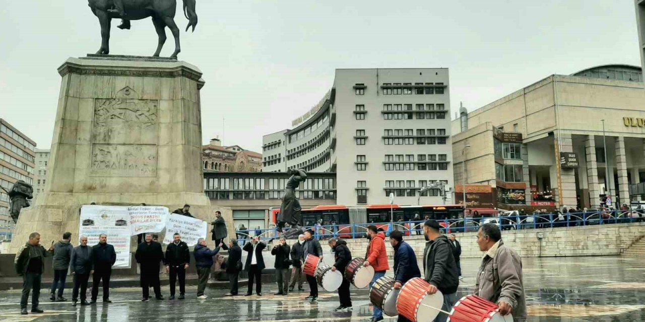 Abdallar Domlar Birliği Federasyonu, kuruluş ve tanıtım programı öncesinde davul ve zurna eşliğinde seslerini duyurmaya çalıştı