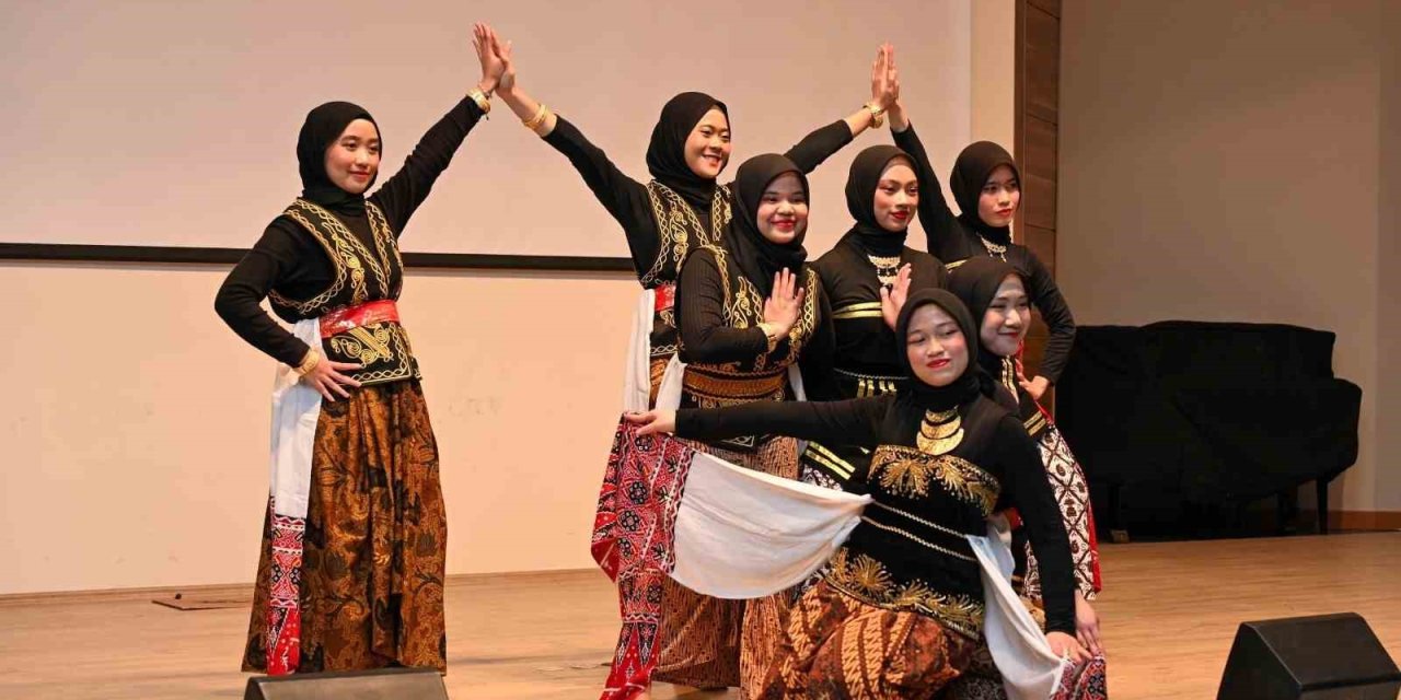 Endonezyalı öğrenciler geleneklerini ve ülkesini tanıttı