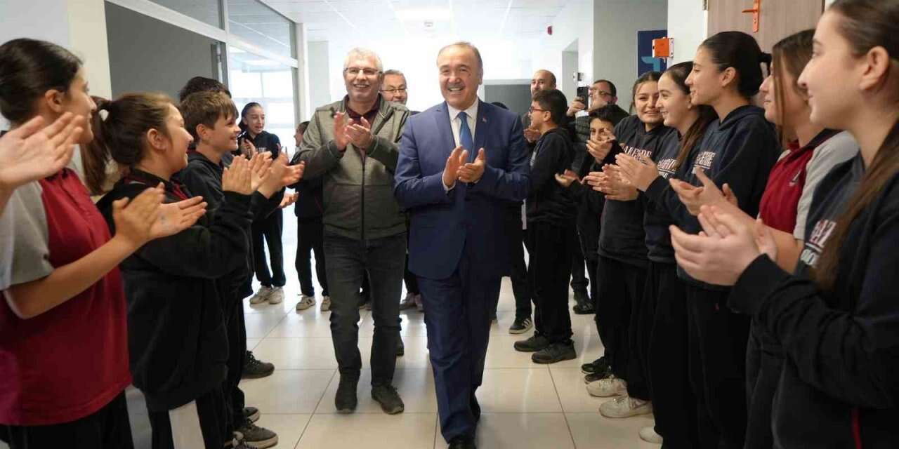 Emekli olan okul müdürünü öğrencileri alkışlarla uğurladı: Gözyaşlarına hakim olamadı