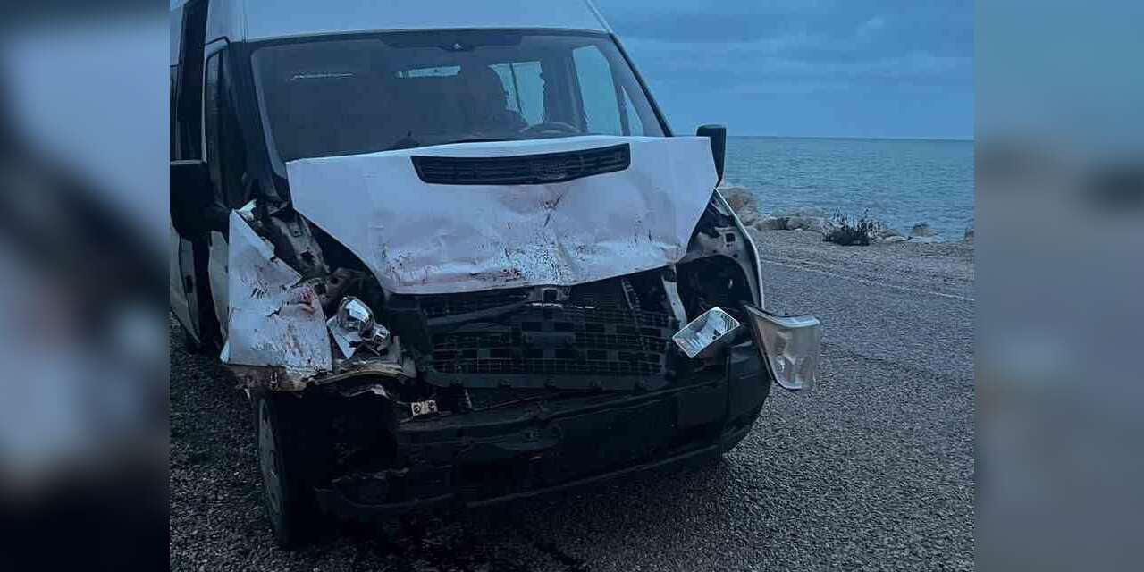 Kamyona çarpan servis aracındaki 3 öğrenci yaralandı