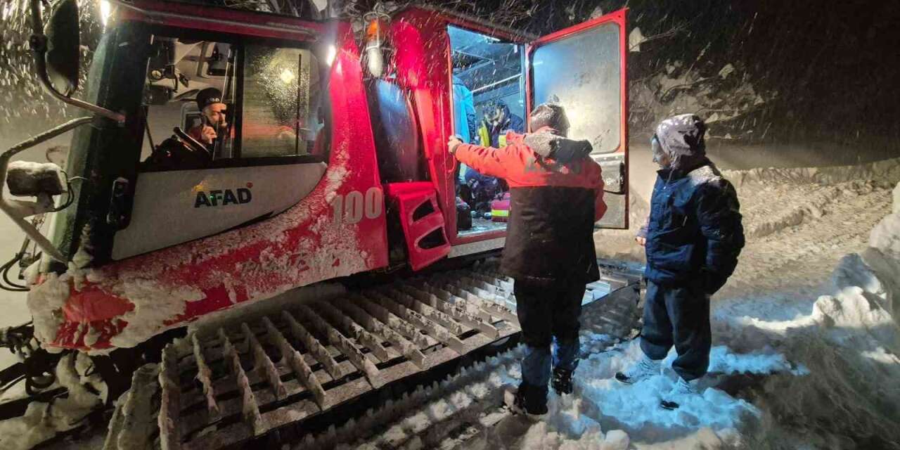 AFAD ve UMKE ekipleri kar sebebiyle yolu kapanan köydeki hasta için seferber oldu