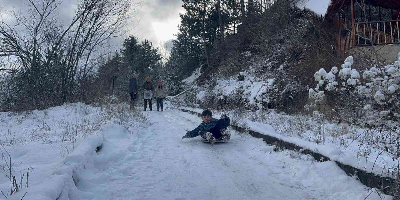 Çocuklar karın tadını poşetlerle kayarak çıkardı
