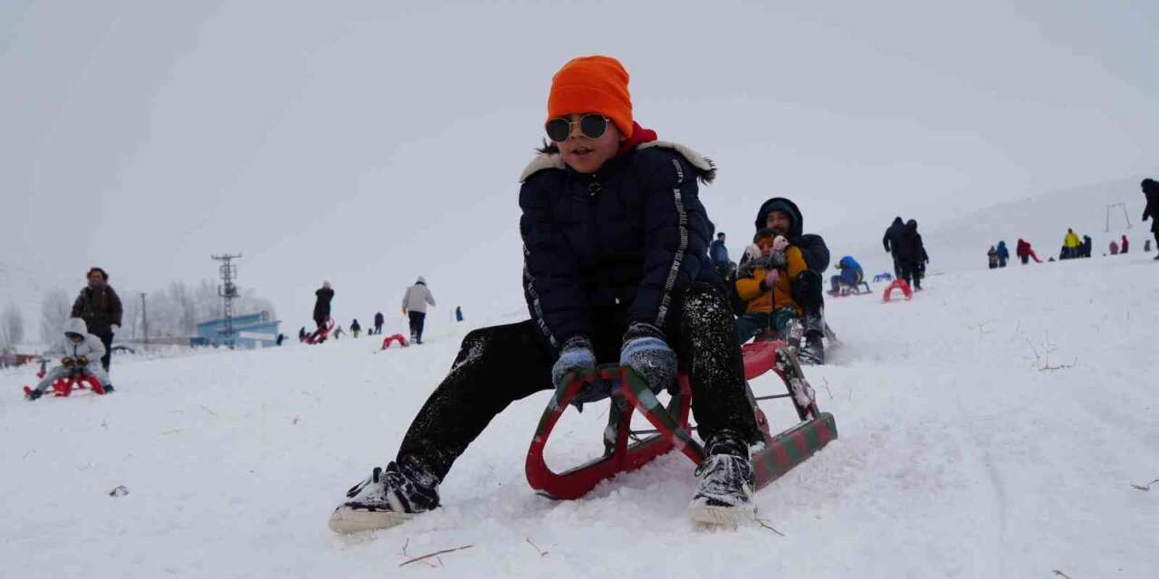 Başkentliler yılın ilk gününde Elmadağ kayak merkezine akın etti