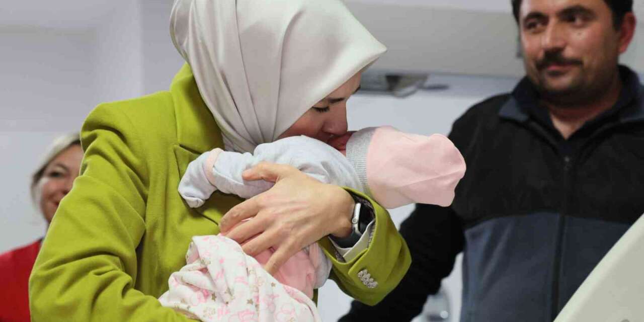 Bakan Göktaş, yeni doğan bebekler ve ailelerini ziyaret etti