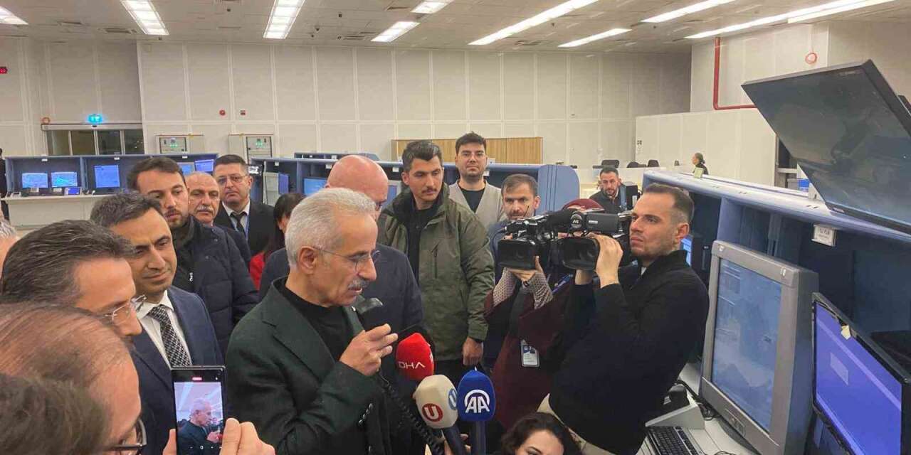 Bakan Uraloğlu: "2025 yılında üst üste 6 kez toplam trafik, 8 kez transit uçuş rekoru kırdık"