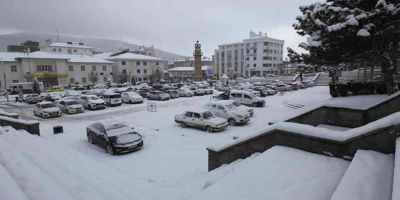 Yozgat’ta kar bereketi: Hem doğa sevindi hem çocuklar