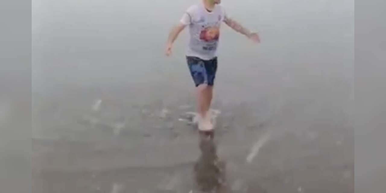 Kar altında denize girip yüzdü attı