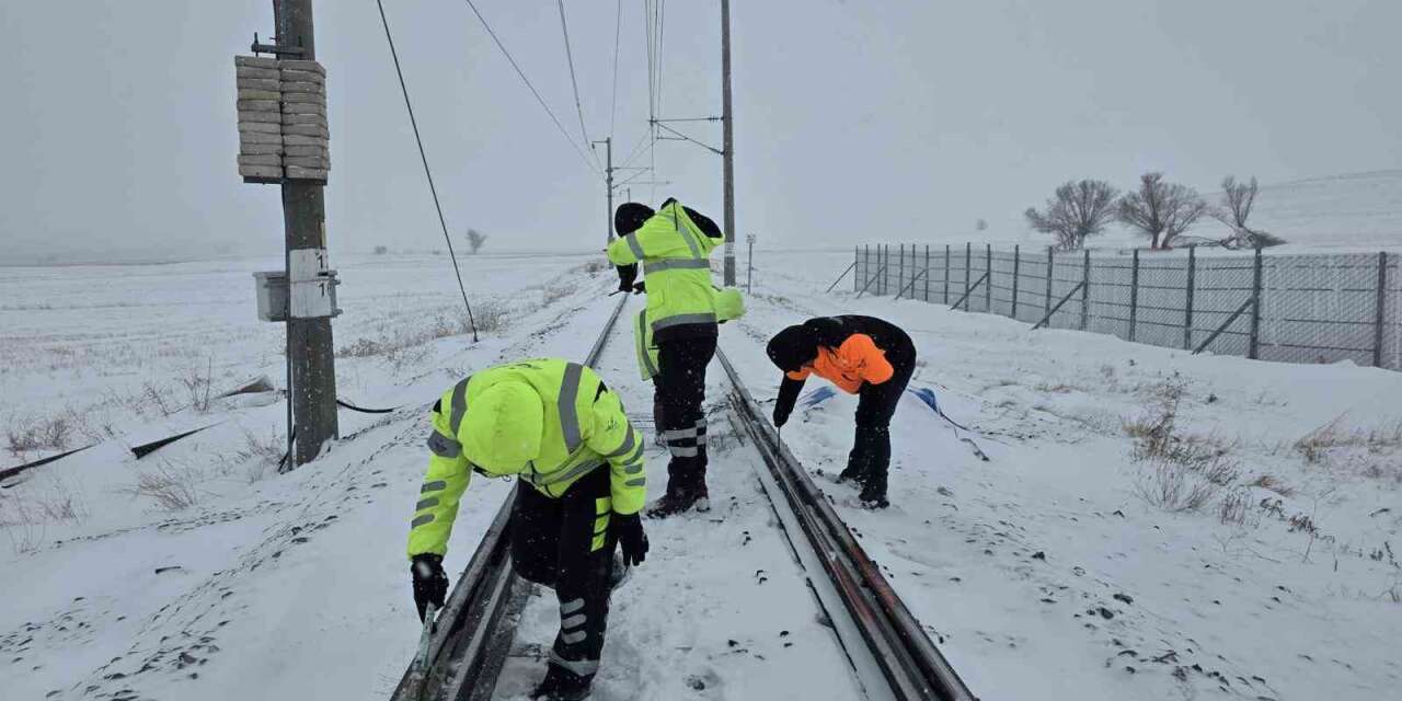 TCDD’den demiryollarında kar mesaisi