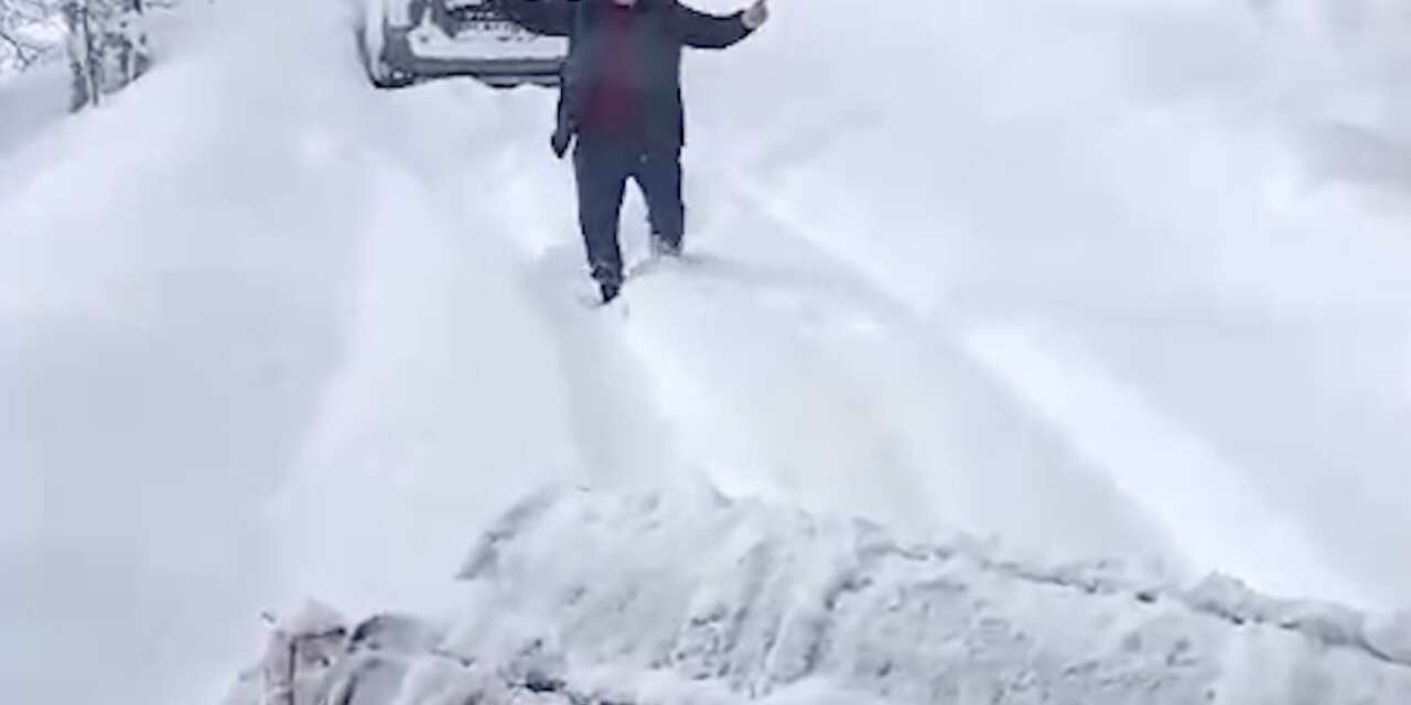 Kardan kapanan köy yolu açılınca oynadı