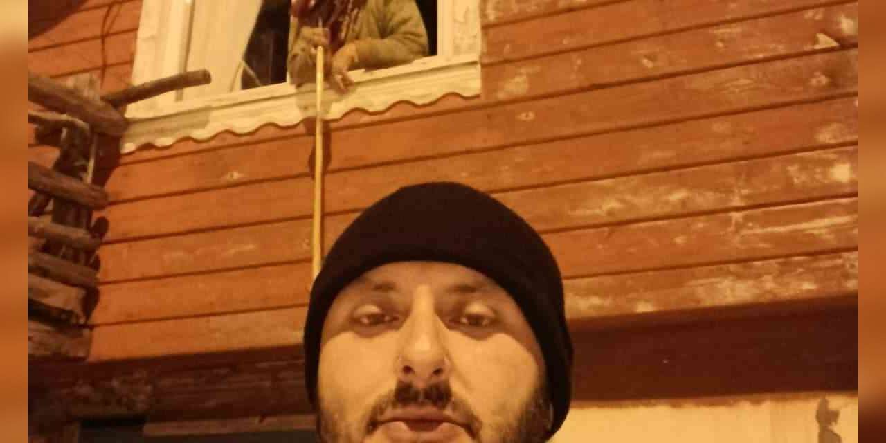 Köy muhtarı yaşlı kadının ilaçlarını 2 kilometre yürüyerek ulaştırdı