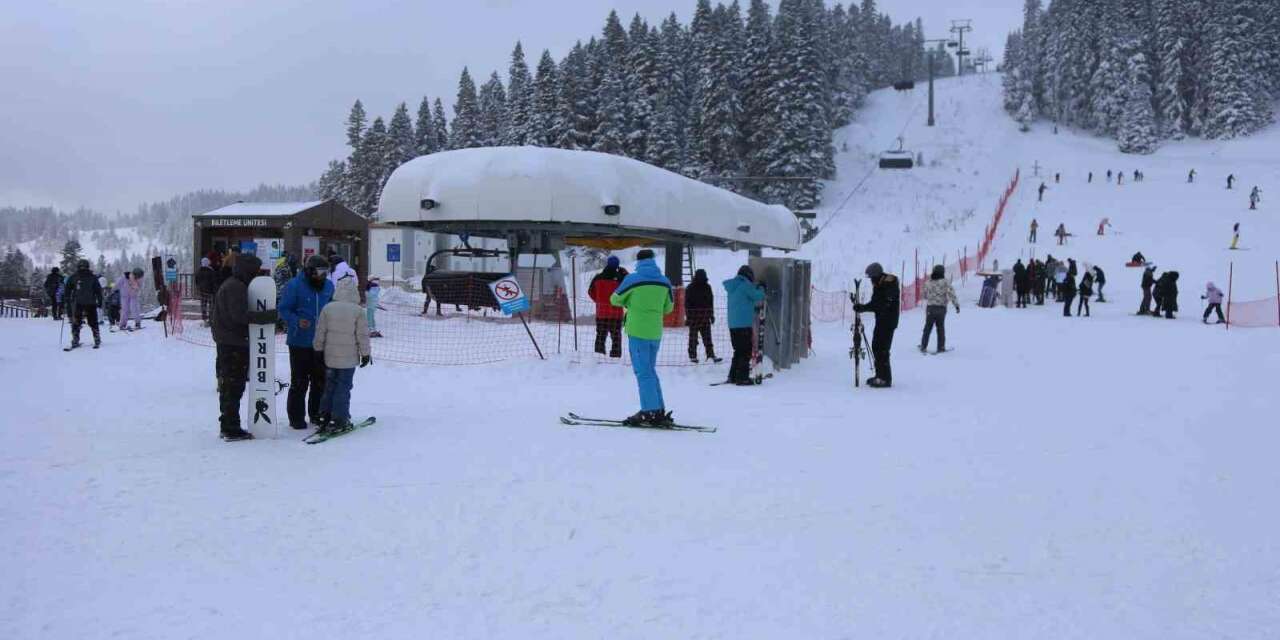 Kar yağışını fırsat bilen kayakçılar, Ilgaz Yurduntepe Kayak Merkezi’ne akın etti
