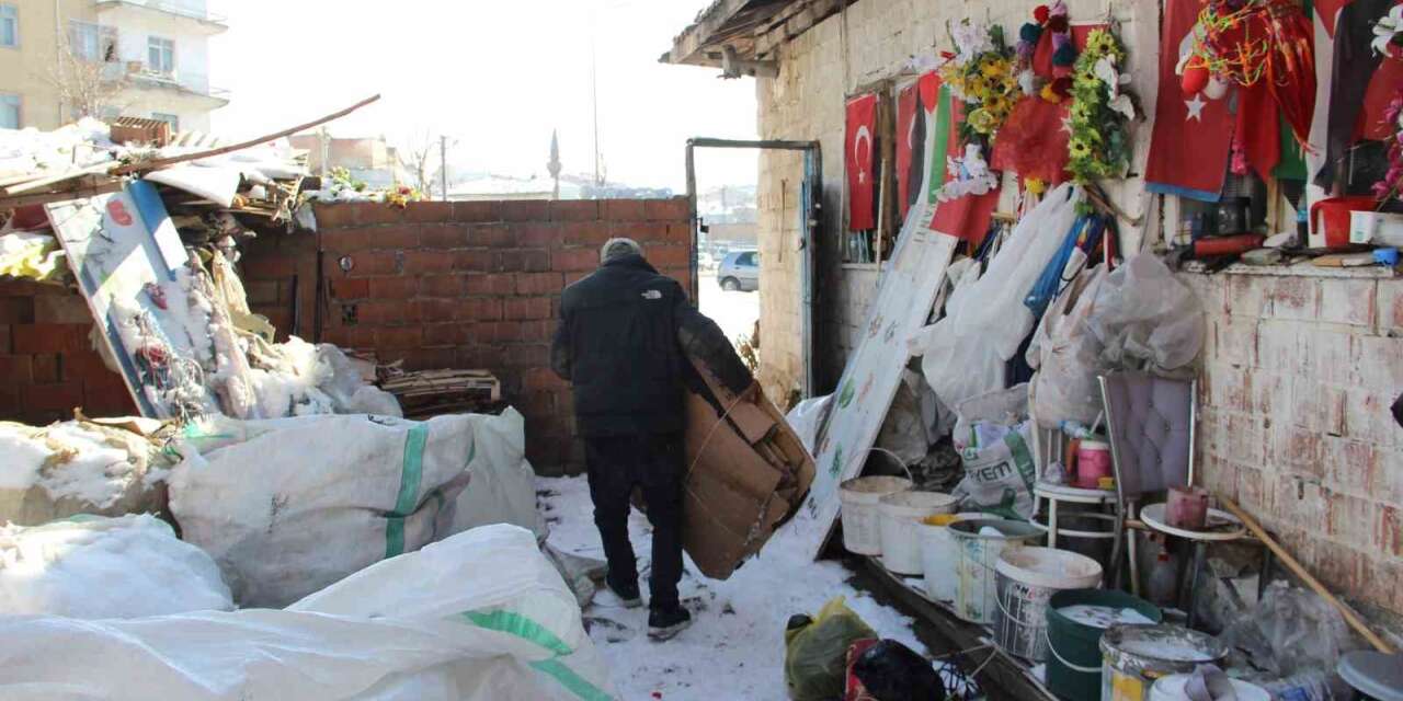 79 yaşındaki adamın bayrak hassasiyeti: Atık toplarken bulduğu bayrakları evinin duvarına asıyor