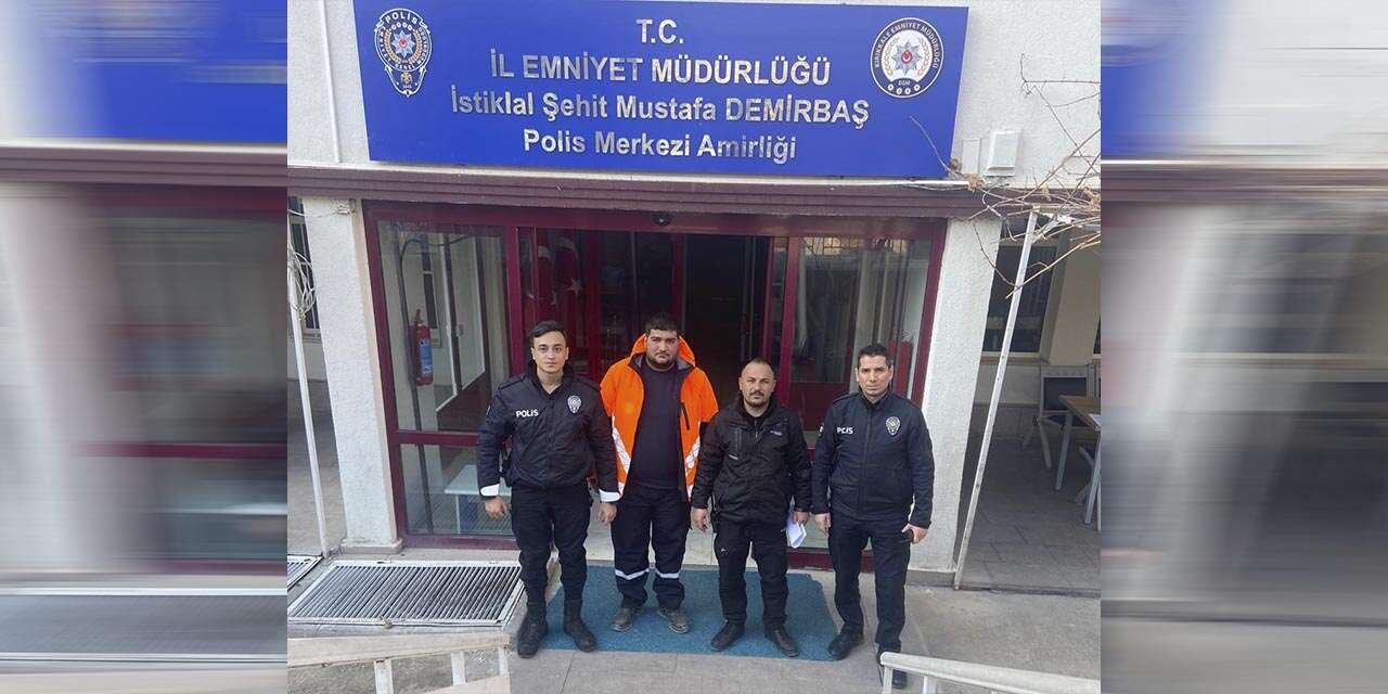 Temizlik işçisi bulduğu 30 bin lirayı yetkililere teslim etti