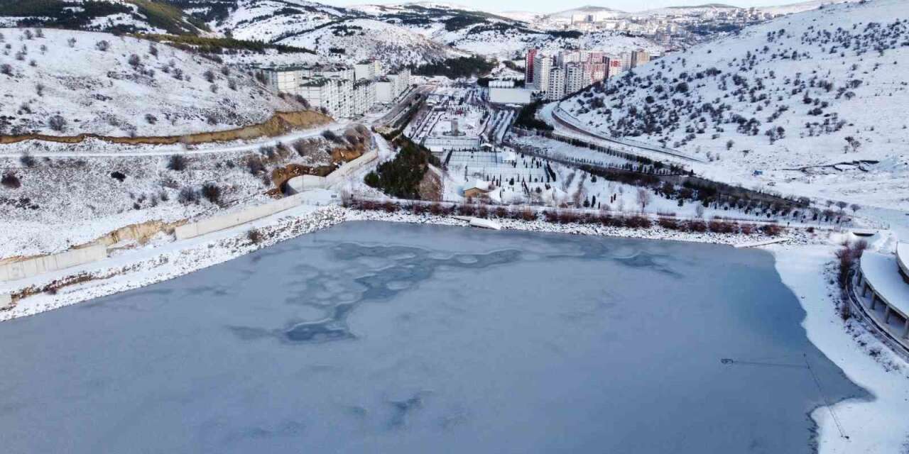 Kar yağışının ardından soğuk hava etkili oldu, göletler dondu