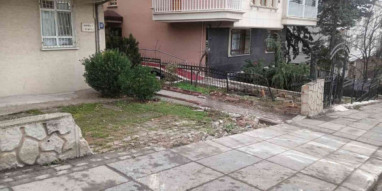 Hafriyat kamyonunun bahçedeki 4 araca çarptığı kaza kameda