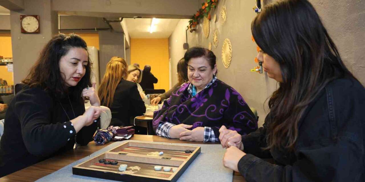 Ev günlerinden esinlenerek kadın kafeyi kurdu