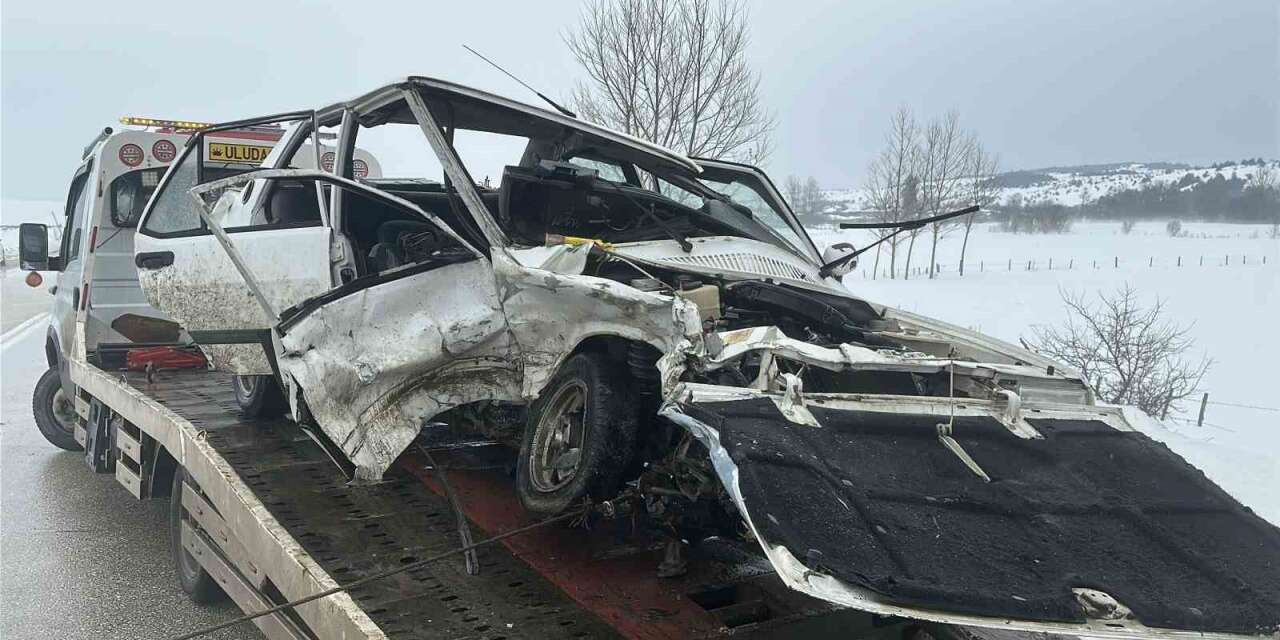 Tofaş otomobil karşı istikametteki otomobil ile çarpıştı: 1 ölü, 2 yaralı