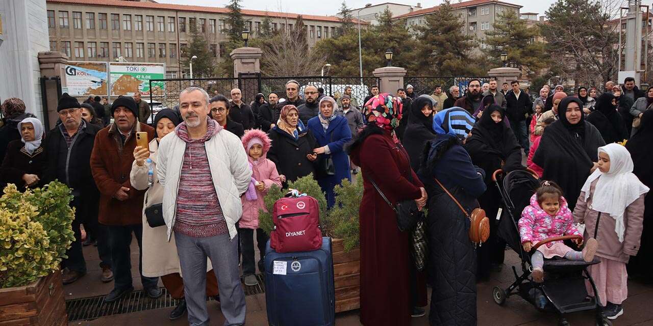 Umre yolcuları dualarla uğurlandı