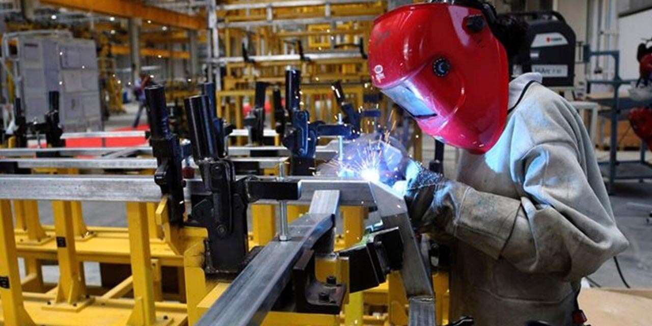 Sanayi üretimi yıllık %2,4 arttı