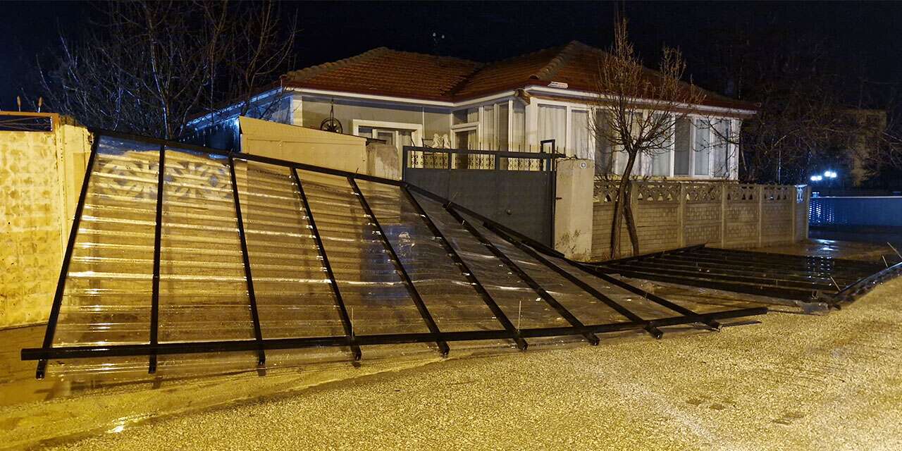 Kırıkkale’de kuvvetli rüzgar ortalığı yıktı geçirdi!