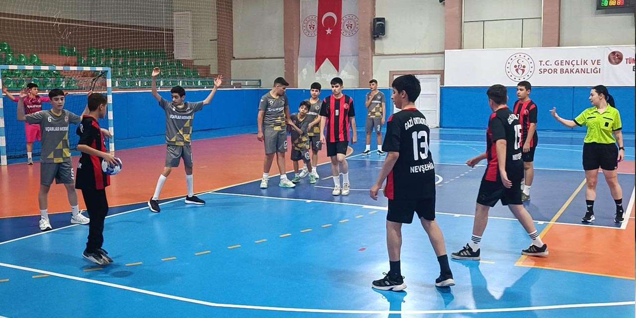 Şehit Mustafa Uğurelli Ortaokulu bölge şampiyonu oldu