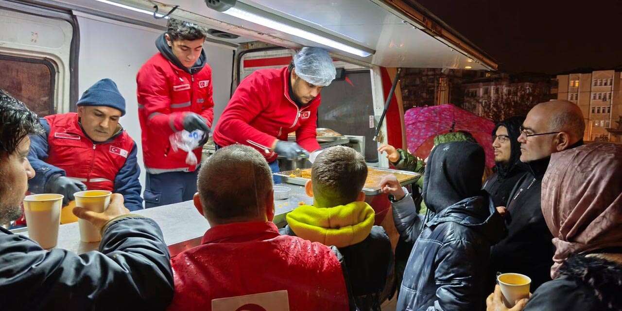 Kızılay, soğuk havada yürekleri ısıttı