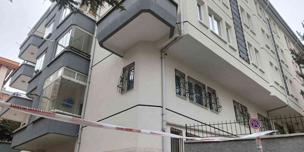 Çökme oluşan apartman tedbir amaçlı tahliye edildi