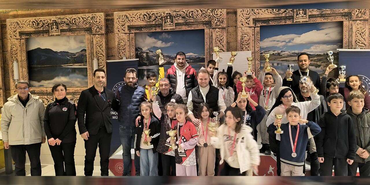 Satranç tutkunları zaman ve rakipleriyle yarıştı