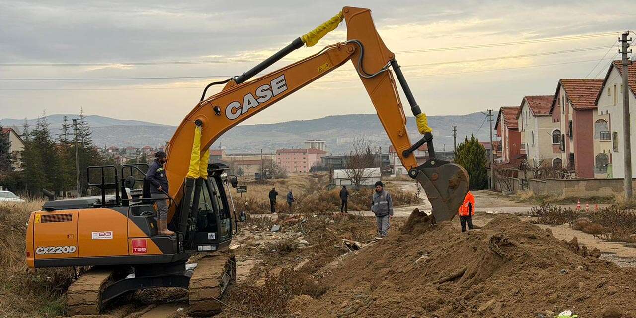 Belediye filosuna kazandırılan kepçe ilk görevine başladı