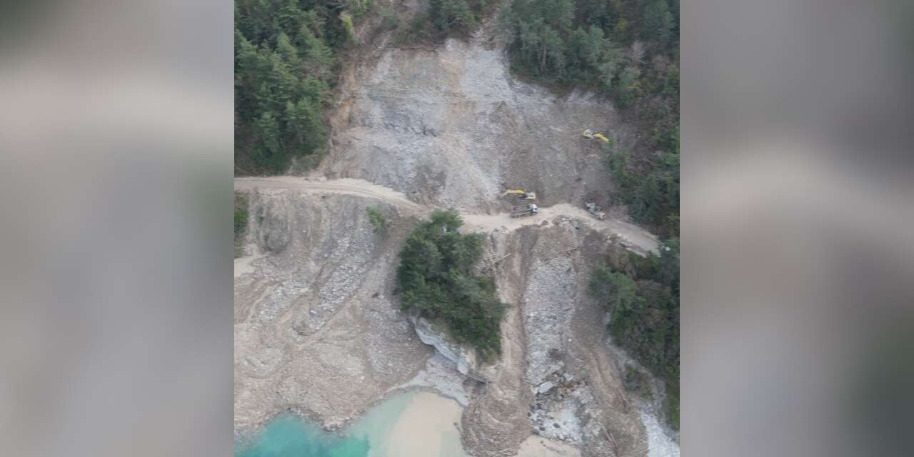 Kastamonu’da heyelan nedeniyle ulaşıma kapanan yolda çalışmalar sürüyor