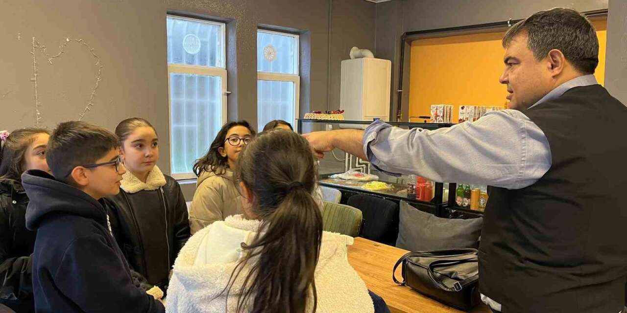 Kırşehir Vali Yardımcısı Balcı tost yaptı, öğrencilerin hesabını ödedi